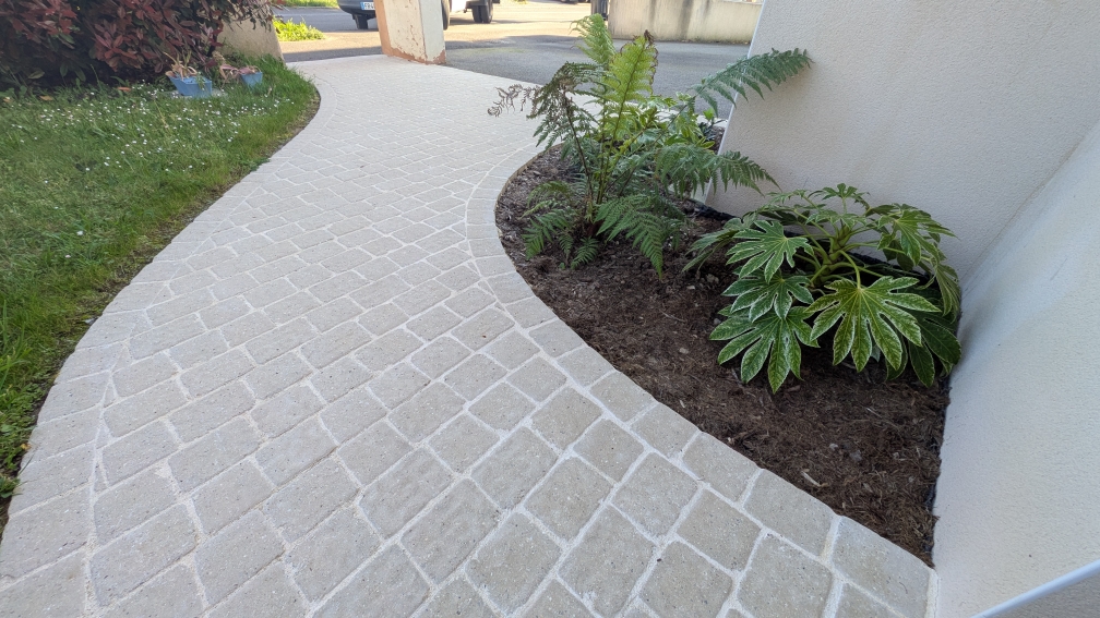 Allée-en-pavés-après-AR-Paysage-à-Orvault